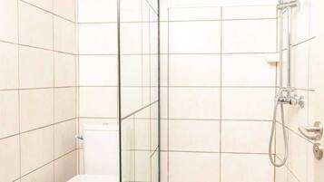 Ducha, secador de pelo, toallas y jabón