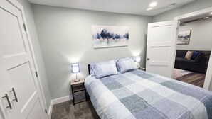 1 bedroom, desk, iron/ironing board, travel cot - Charlie`s by the Bay #3 (New Baltimore)