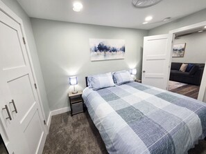 1 Schlafzimmer, Schreibtisch, Bügeleisen/Bügelbrett, Reisekinderbett