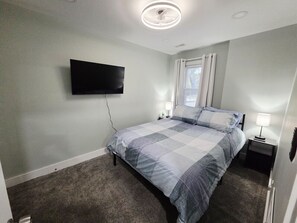 1 多间卧室、办公桌、熨斗/熨衣板、旅行婴儿床