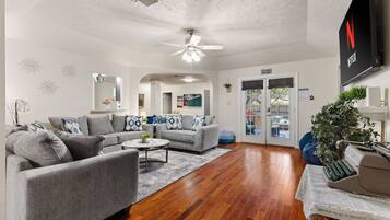 Smart-TV, videospill og bordtennis