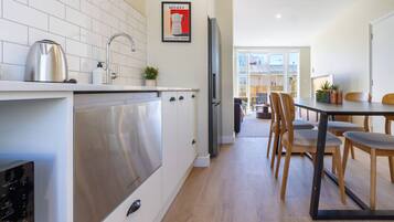 冰箱、微波炉、烤箱、炉灶