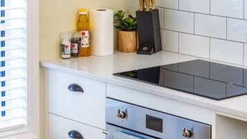 Jääkaappi, mikroaaltouuni, uuni, liesi