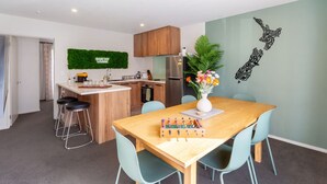 Eine moderne Küche mit Holzausstattung, einer integrierten Kochinsel und einem Schild mit der Aufschrift 'Game Day Lounge'.