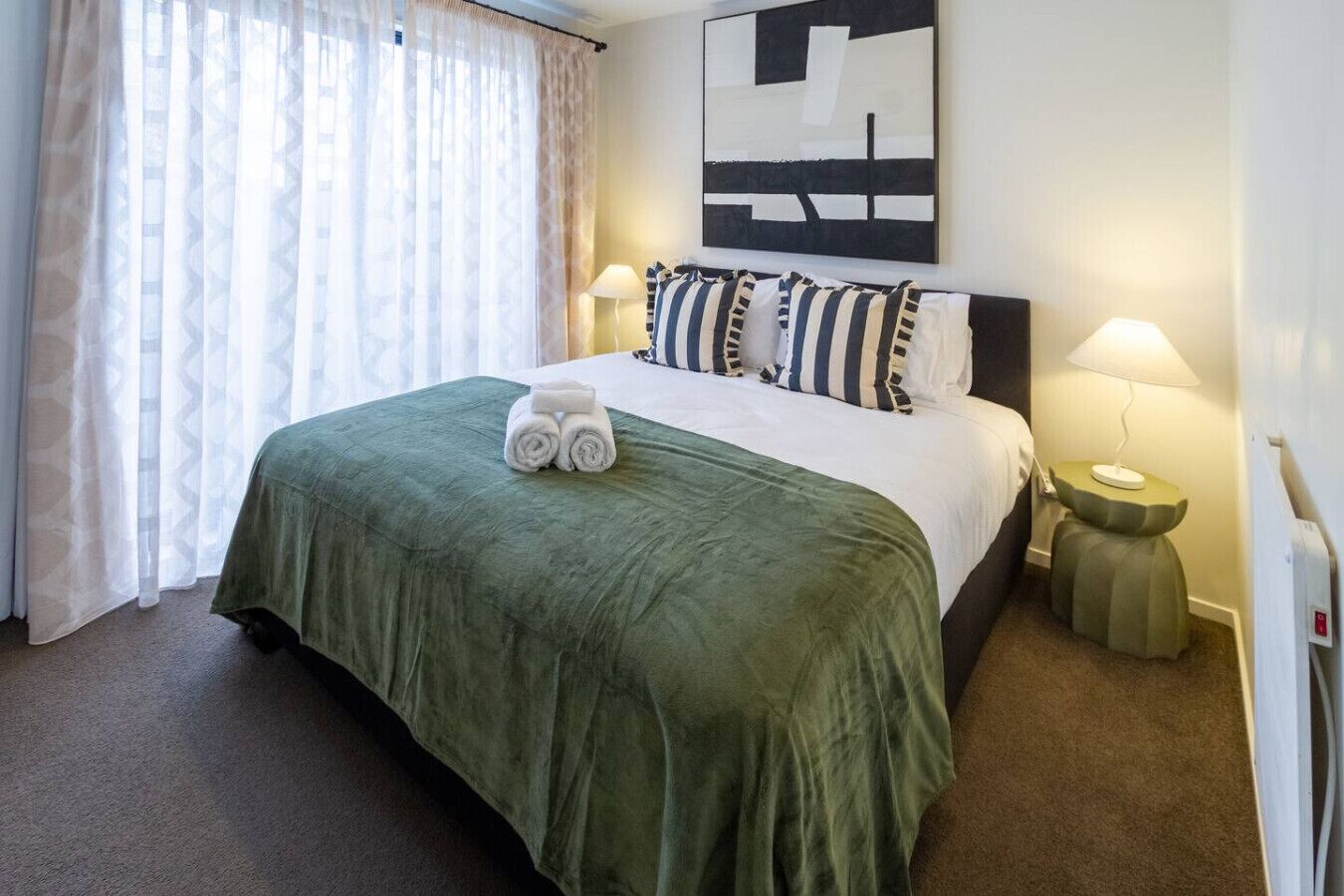 3 sovrum, skrivbord, strykjärn/strykbräda och resesäng