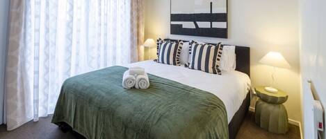 3 habitaciones, escritorio y tabla de planchar con plancha