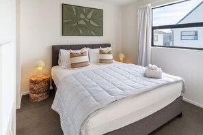 3 bedrooms, desk, iron/ironing board, travel crib