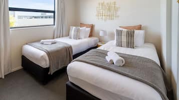 3 bedrooms, desk, iron/ironing board, travel crib