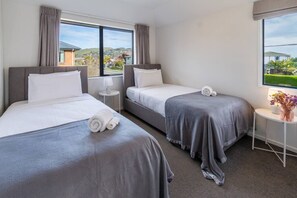 3 bedrooms, iron/ironing board, WiFi, bed sheets