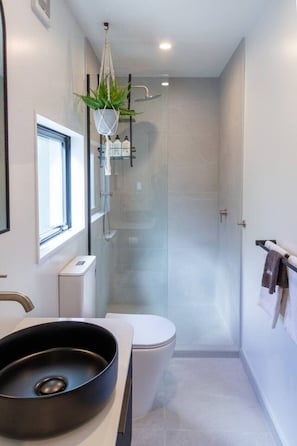 Hair dryer, towels - Executive Central City Loft with Parking (Christchurch)