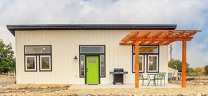 Exterior - Romantic Wine Country Farmstay in Posh Cottage (Palisade)