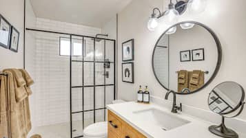 Douche, sèche-cheveux, serviettes fournies, savon