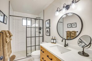 Douche, séchoir à cheveux, serviettes fournies, savon