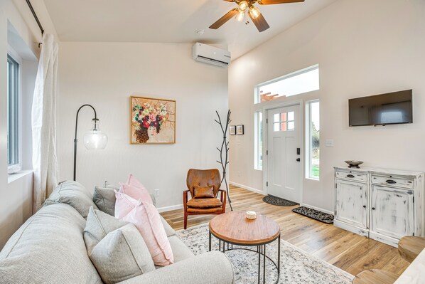 TV - Romantic Wine Country Farmstay in Posh Cottage (Palisade)