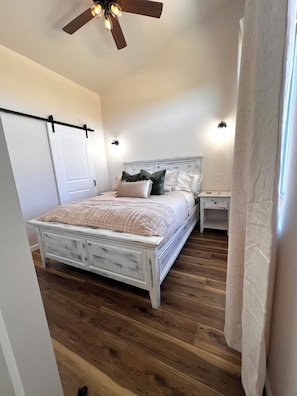 1 dormitorio, tabla de planchar con plancha, wifi y ropa de cama