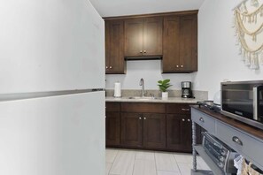 Køleskab, kogeplade, køkkentøj/tallerkener/redskaber