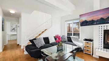 テレビ、暖炉、書斎 / ワークスペース