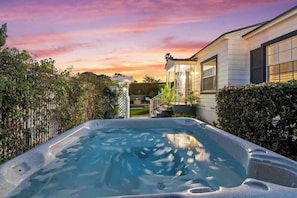 Outdoor spa tub - PB Hot Tub Triplex 5BR, MiniGolf, Games & Parking! (San Diego)