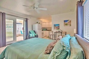5 bedrooms, iron/ironing board, travel cot, WiFi - PB Hot Tub Triplex 5BR, MiniGolf, Games & Parking! (San Diego)