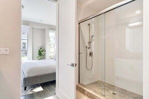 Dusche, Haartrockner, Shampoo