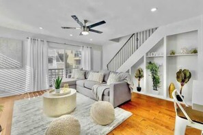 تلفزيون، كُتُب، مكتب