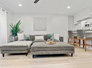 テレビ、書庫、書斎 / ワークスペース