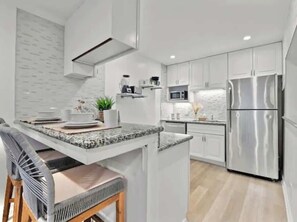 冷蔵庫、電子レンジ、オーブン、コンロ