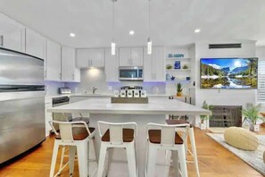 Fridge, microwave, oven, stovetop - MB 2 Condos 4BR/4BA+Loft+Huge Rooftop Deck by Sand (San Diego)