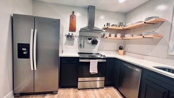 Microondas, horno, parrilla de estufa y lavavajillas