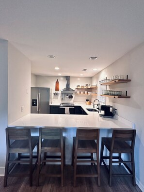 Microondas, horno, placa de cocina, lavavajillas