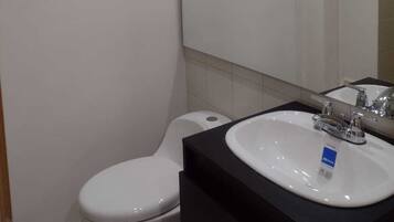 Toallas, jabón, papel de baño