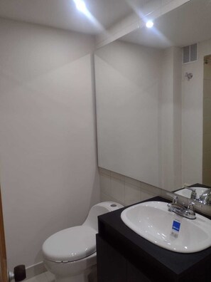 Serviettes fournies, savon, papier toilette