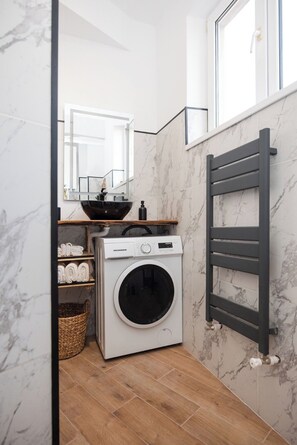 Hårtork, handdukar, tvål och toalettpapper