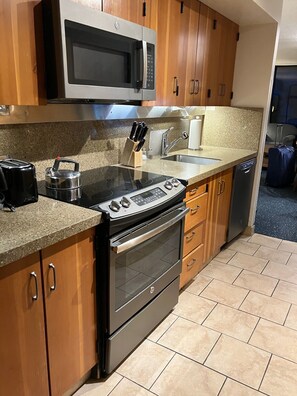 Kjøleskap, mikrobølgeovn, ovn og kokeplater