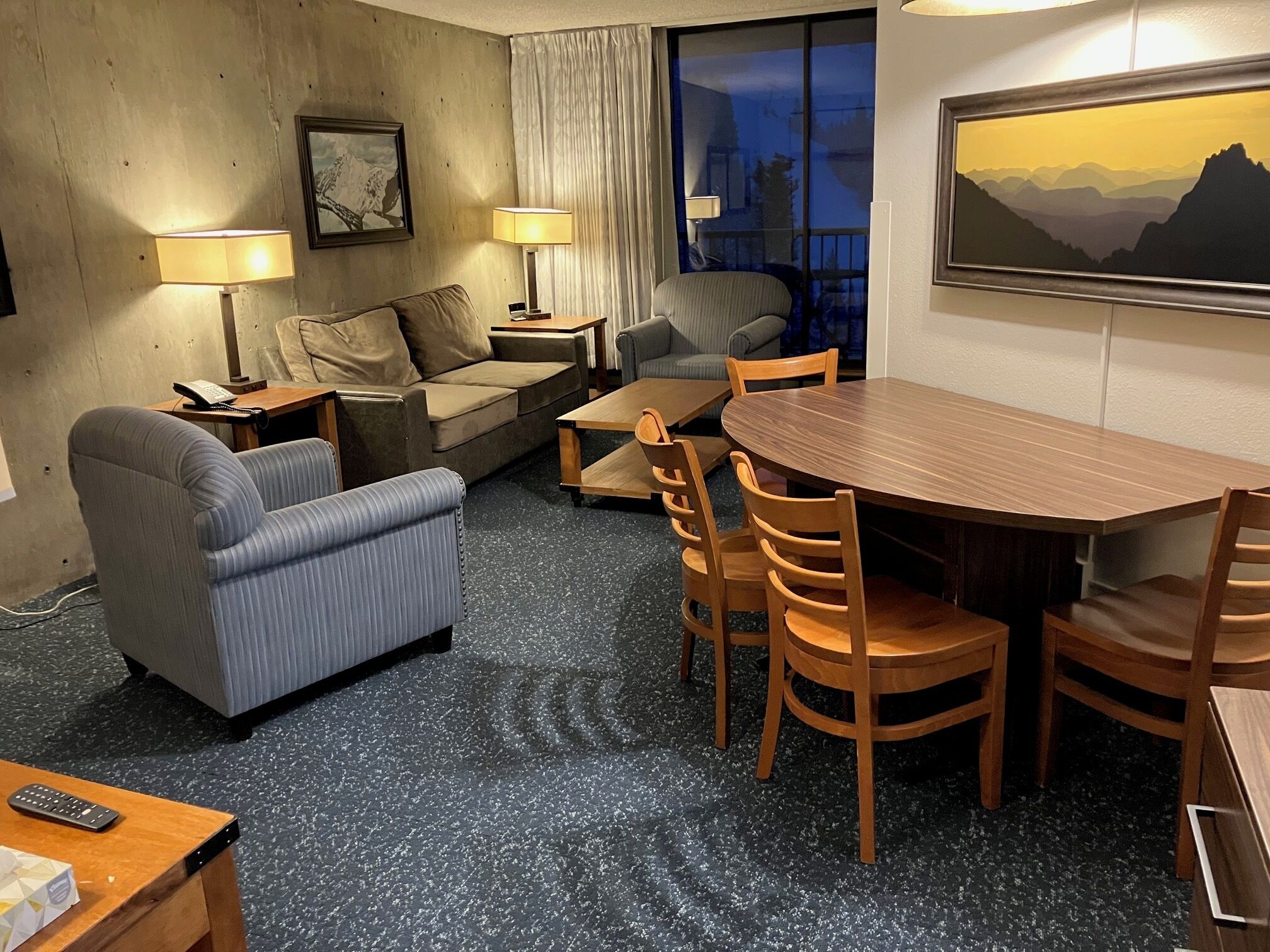 TV, DVD player, pebolim, mesa de pingue-pongue