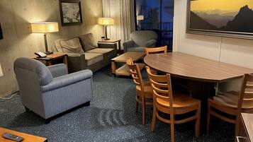 TV, DVD player, pebolim, mesa de pingue-pongue