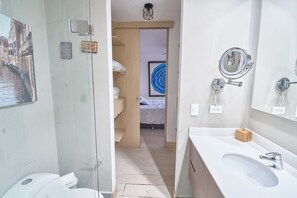 Een douche, een haardroger, handdoeken, zeep