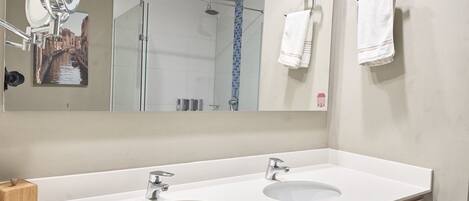 Douche, séchoir à cheveux, serviettes fournies, savon