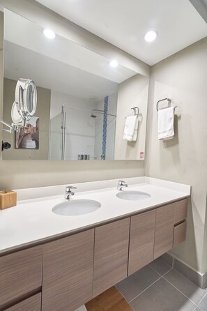 Een douche, een haardroger, handdoeken, zeep