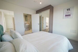 2 bedrooms, iron/ironing board, WiFi, bed sheets - Luxury 2 Bed Apartment with Amazing Views of Wembley Stadium! (Wembley)