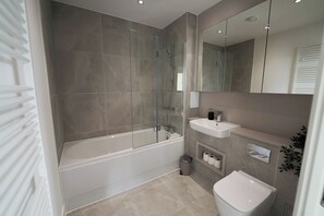 Towels, soap, toilet paper - Luxury 2 Bed Apartment with Amazing Views of Wembley Stadium! (Wembley)