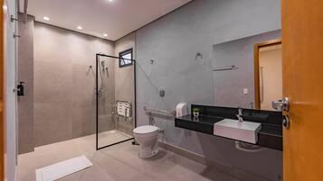 Executive-Doppelzimmer | Badezimmer | Dusche, Haartrockner, Handtücher, Seife