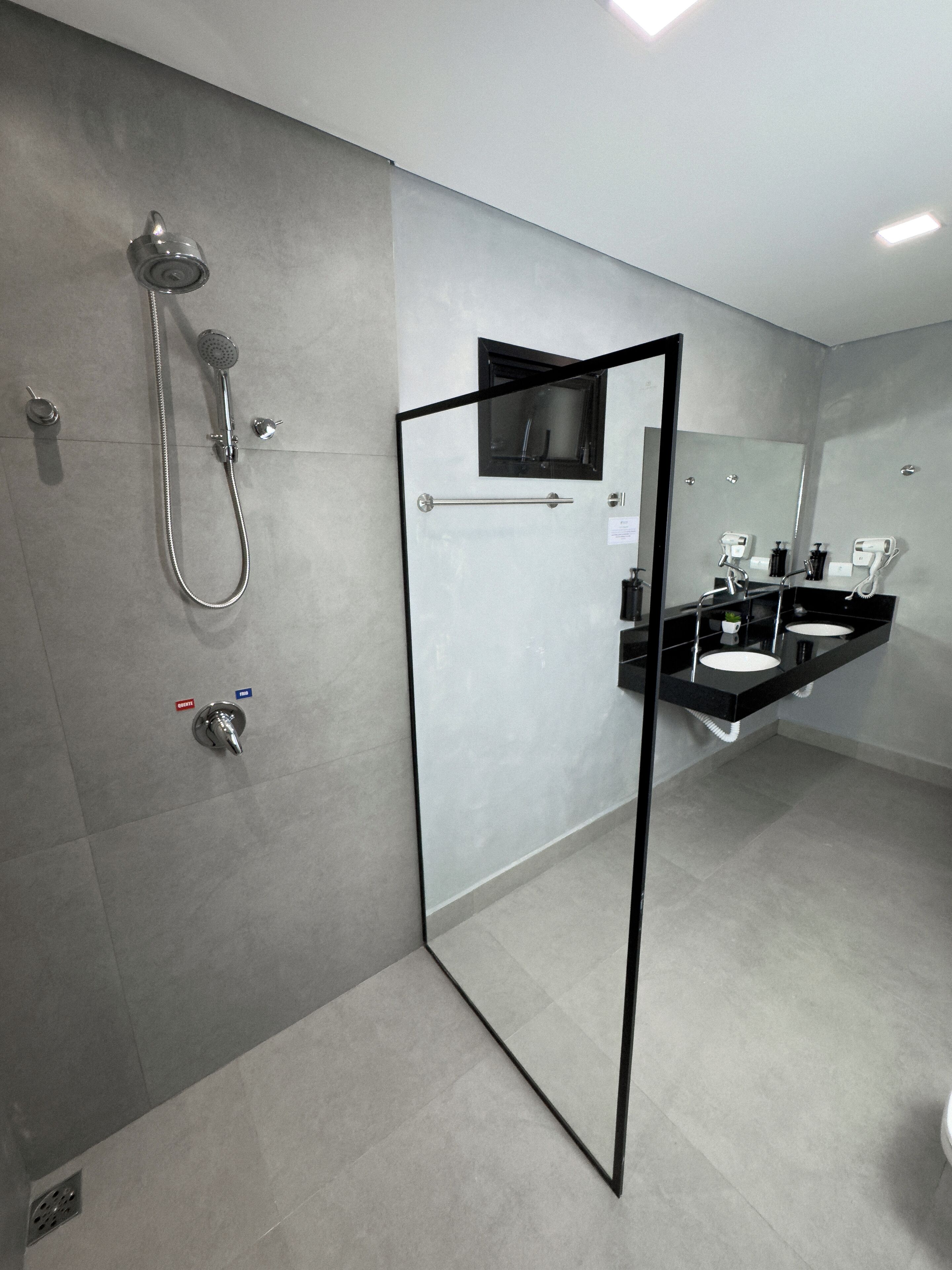 Quarto triplo executivo | Banheiro | Chuveiro, secador de cabelo, toalhas de banho, sabonete