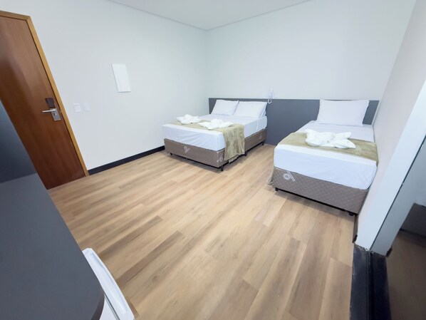 Habitación triple ejecutiva, balcón, vista a la ciudad | Wifi gratis y ropa de cama