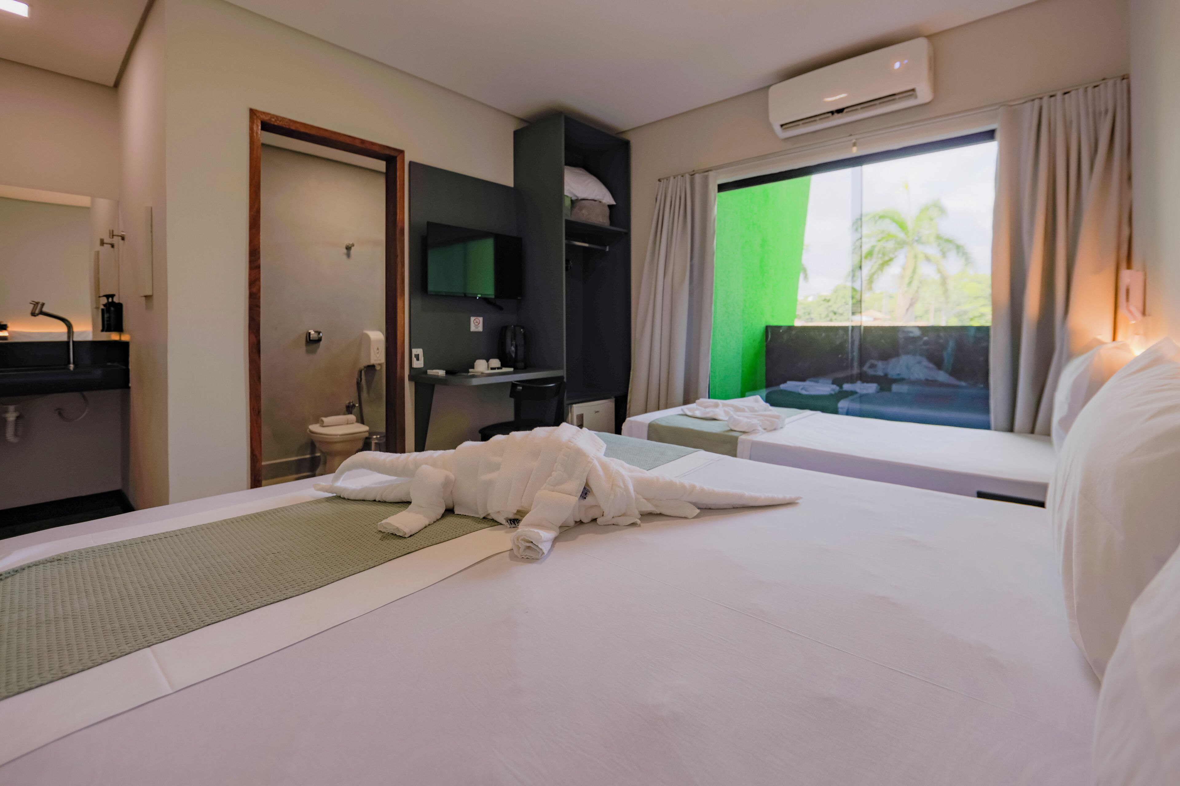 Quarto triplo executivo, sacada, vista para a cidade | Wi-Fi de cortesia, roupa de cama