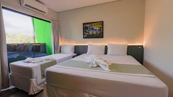 Habitación triple ejecutiva, balcón, vista a la ciudad | Wifi gratis y ropa de cama