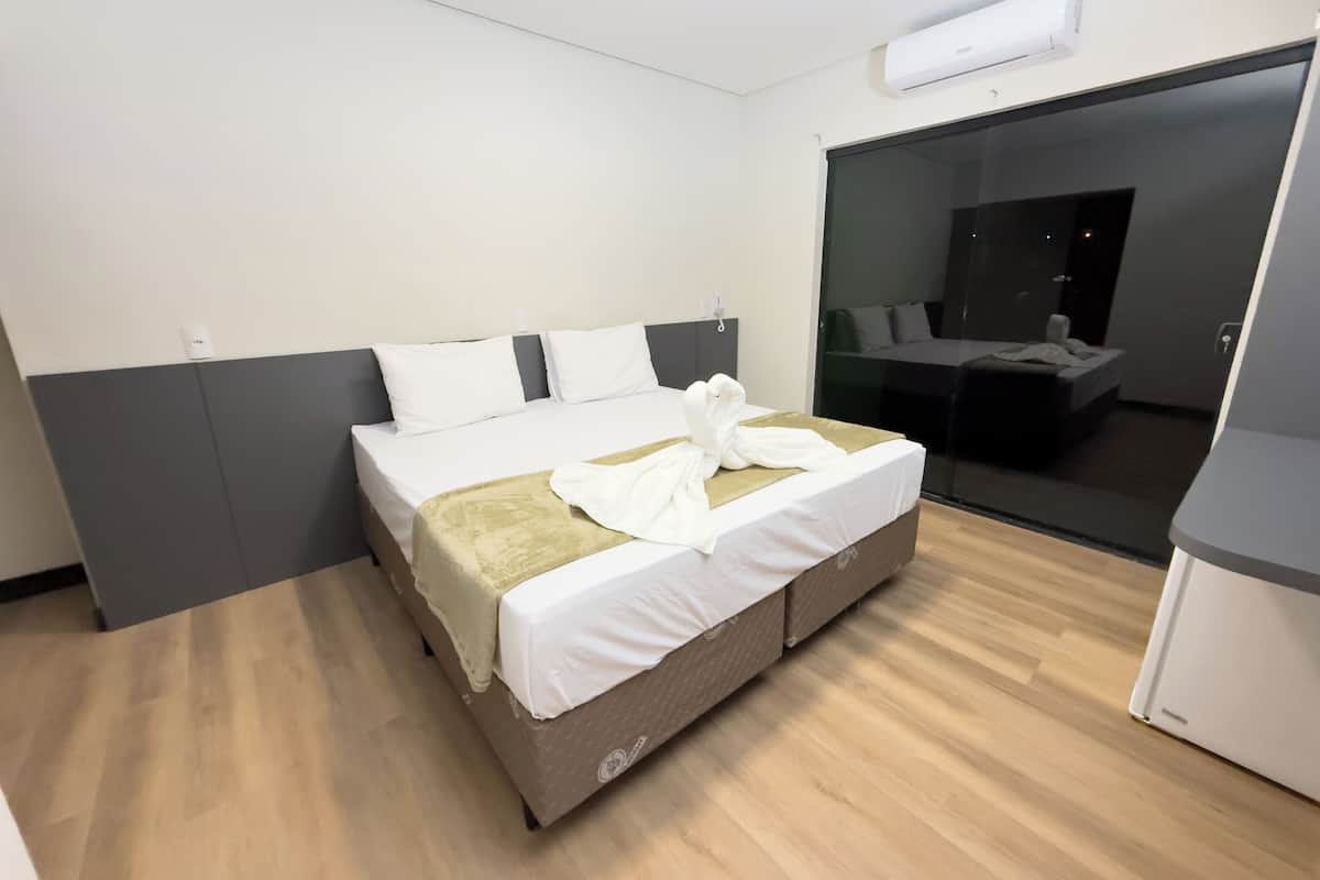 Habitación doble ejecutiva, 1 cama matrimonial, balcón | Wifi gratis y ropa de cama