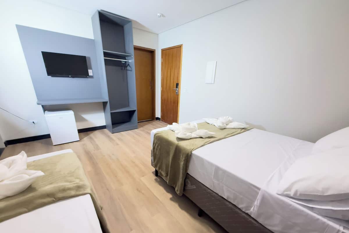 Habitación triple ejecutiva, balcón, vista a la ciudad | Wifi gratis y ropa de cama