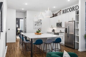 冷蔵庫、電子レンジ、オーブン、コンロ