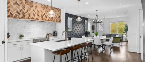 Kylskåp, mikrovågsugn, ugn och spishäll